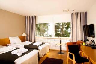 Отель Hotel Rantapuisto Хельсинки Улучшенный двухместный номер с 2 отдельными кроватями и видом на море-2
